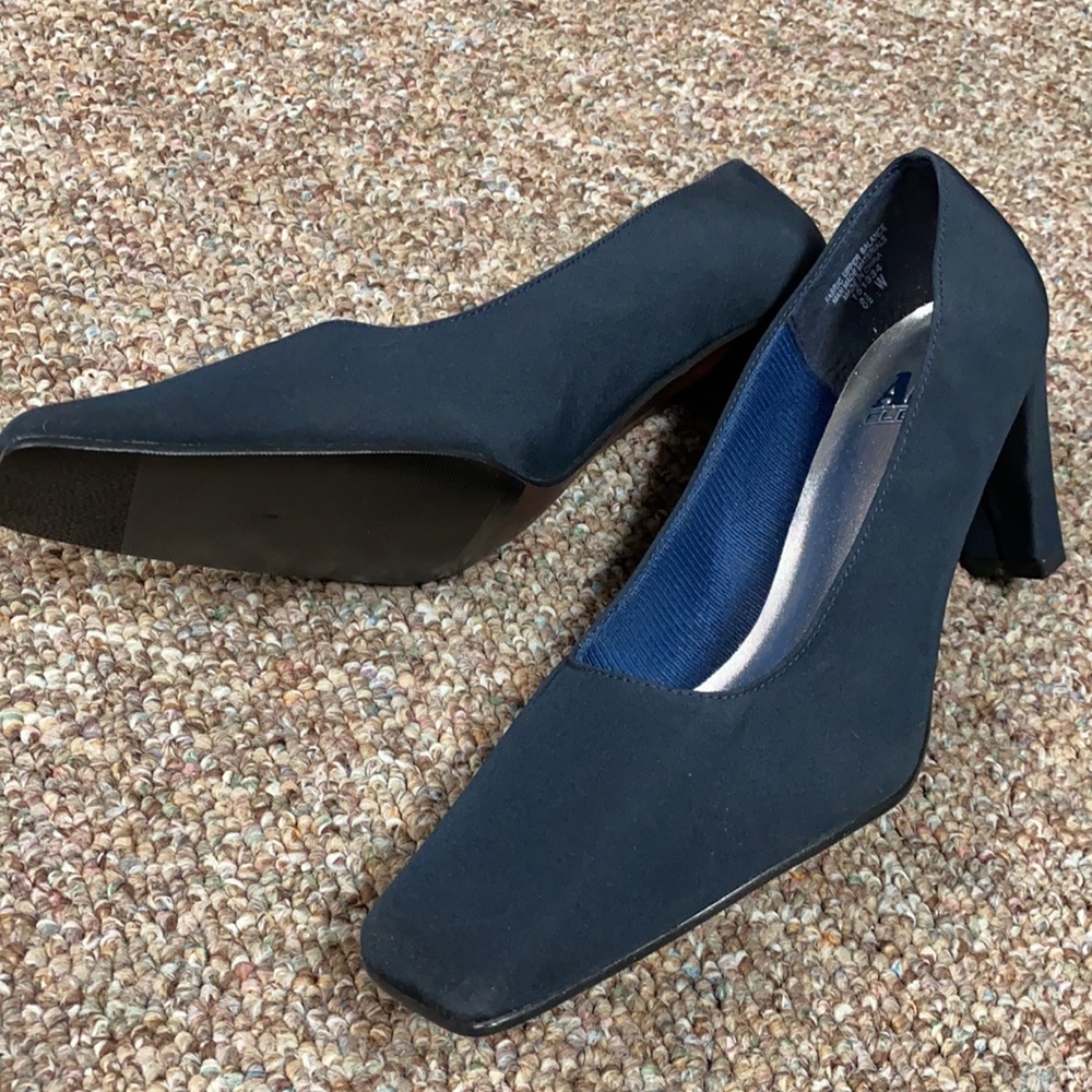 Air Flex Blue classic pumps.New.Size 8.5W 3” heels